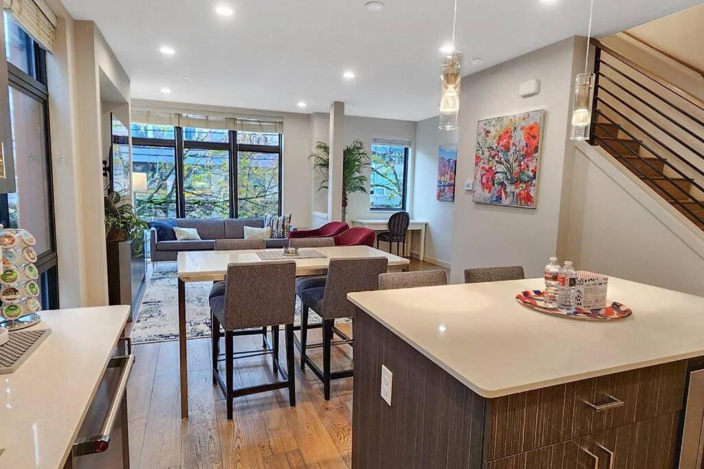 West Seattle'S Modern Townhome Exterior photo